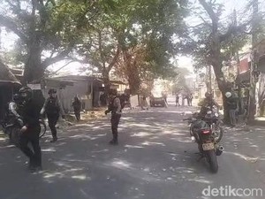 Polisi Tembakkan Gas Air Mata Bubarkan Tawuran di Jalan Ujung Bori Makassar