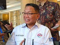 Presiden KSPN Ristadi saat menyampaikan keterangan kepada awak media di Kementerian Ketenagakejaan, Jakarta, Rabu (9/9/2026). (CNBC Indonesia/Martyasari Rizky)