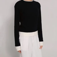 Takut Salah Padu Padan Warna? Ini Cara Aman Pakai Knit Top Two-Tone 