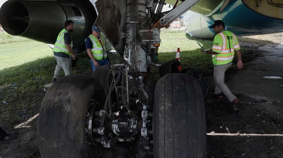 Roda pendaratan yang rusak pada pesawat kargo Amazon Prime Air yang melampaui batas landasan pacu di Bandara Internasional Miami, Miami, Florida, AS, terlihat dalam tangkapan layar dari video yang dirilis pada 8 September 2026.