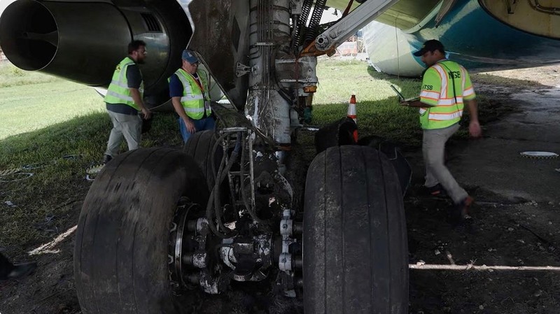 Roda pendaratan yang rusak pada pesawat kargo Amazon Prime Air yang melampaui batas landasan pacu di Bandara Internasional Miami, Miami, Florida, AS, terlihat dalam tangkapan layar dari video yang dirilis pada 8 September 2026.