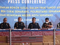 Bea Cukai Semarang kembali membongkar upaya pengiriman rokok ilegal di Jawa Tengah. Terbaru, petugas menggagalkan pengangkutan rokok ilegal dalam jumlah besar yang menggunakan truk tangki air yang telah dimodifikasi untuk mengelabui pengawasan di jal