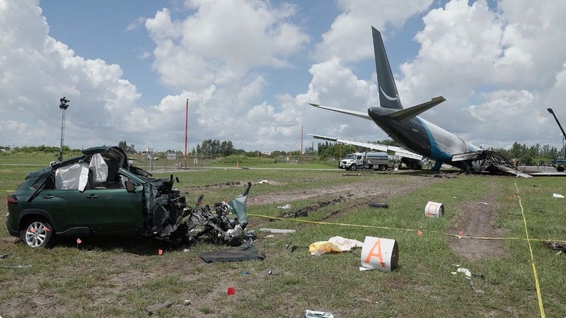Para penyelidik National Transportation Safety Board (NTSB) memeriksa lokasi tempat pesawat kargo Amazon Prime Air melampaui batas landasan pacu di Bandara Internasional Miami, di Miami, Florida, AS, pada 7 September 2026. (National Transportation Safety Board/Handout via REUTERS)