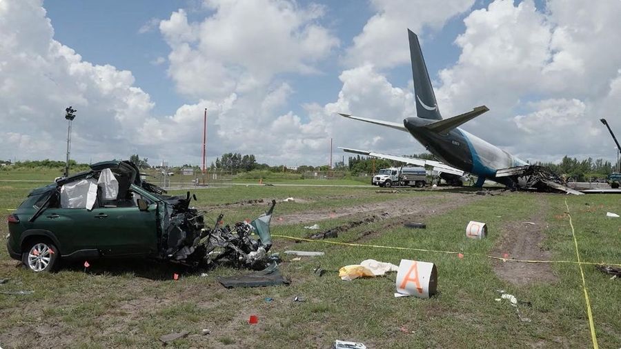 Sebuah mobil yang rusak terlihat di dekat bangkai pesawat kargo Amazon Prime Air yang melampaui batas landasan pacu di Bandara Internasional Miami, Miami, Florida, AS, dalam tangkapan layar dari video yang dirilis pada 8 September 2026.