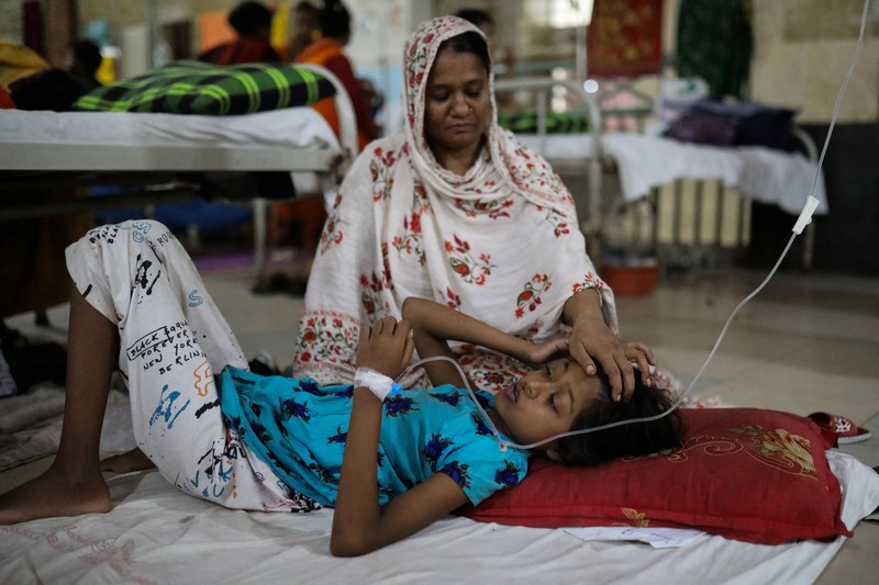 Pasien yang terinfeksi demam berdarah menjalani perawatan di sebuah rumah sakit di Dhaka, Bangladesh, pada 7 September 2026. (REUTERS/Stringer)