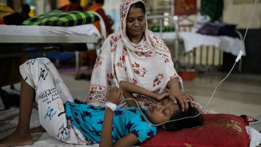 Seorang wanita duduk bersama seorang anak perempuan yang terinfeksi demam berdarah dan sedang menjalani perawatan di sebuah rumah sakit di Dhaka, Bangladesh, pada 7 September 2026.
