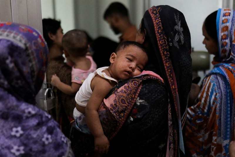 Pasien yang terinfeksi demam berdarah menjalani perawatan di sebuah rumah sakit di Dhaka, Bangladesh, pada 7 September 2026. (REUTERS/Stringer)