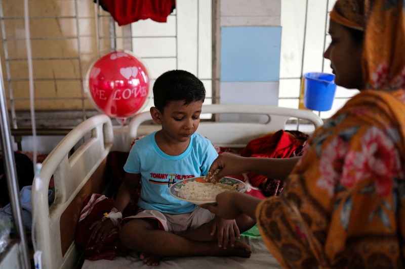 Pasien yang terinfeksi demam berdarah menjalani perawatan di sebuah rumah sakit di Dhaka, Bangladesh, pada 7 September 2026. (REUTERS/Stringer)
