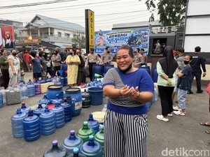 Armada Water Cannon Dipakai Salurkan Air Bersih di Pontianak