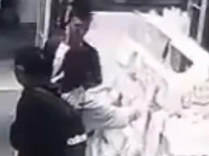 Video: Rekaman CCTV 2 Pria Curi Iphone Pengunjung Toko Kosmetik di Jakut