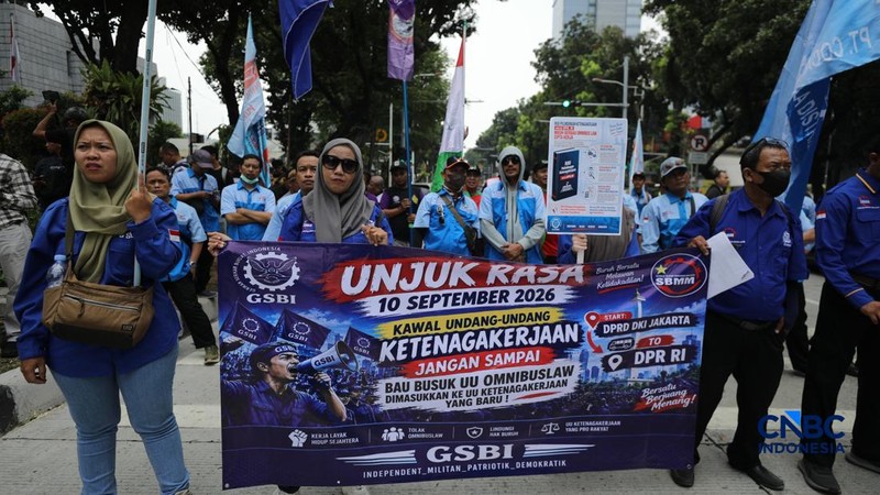 Aliansi buruh yang tergabung dalam Koalisi Besar Perjuangan Buruh Indonesia (KBPBI) menggelar aksi unjuk rasa di depan Gedung DPRD DKI Jakarta, Jalan Kebon Sirih, Menteng, Jakarta, Kamis (10/9/2026).