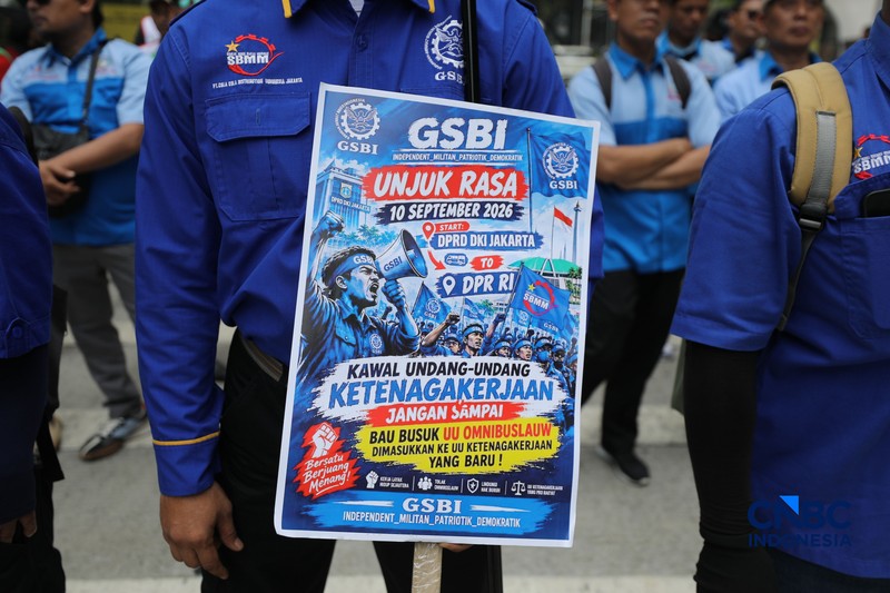 Aliansi buruh yang tergabung dalam Koalisi Besar Perjuangan Buruh Indonesia (KBPBI) menggelar aksi unjuk rasa di depan Gedung DPRD DKI Jakarta, Jalan Kebon Sirih, Menteng, Jakarta, Kamis (10/9/2026). (CNBC Indonesia/Tri Susilo)