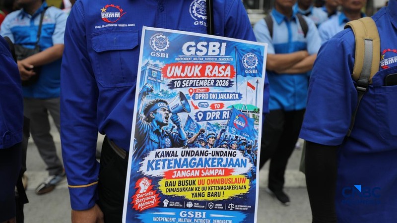 Aliansi buruh yang tergabung dalam Koalisi Besar Perjuangan Buruh Indonesia (KBPBI) menggelar aksi unjuk rasa di depan Gedung DPRD DKI Jakarta, Jalan Kebon Sirih, Menteng, Jakarta, Kamis (10/9/2026).