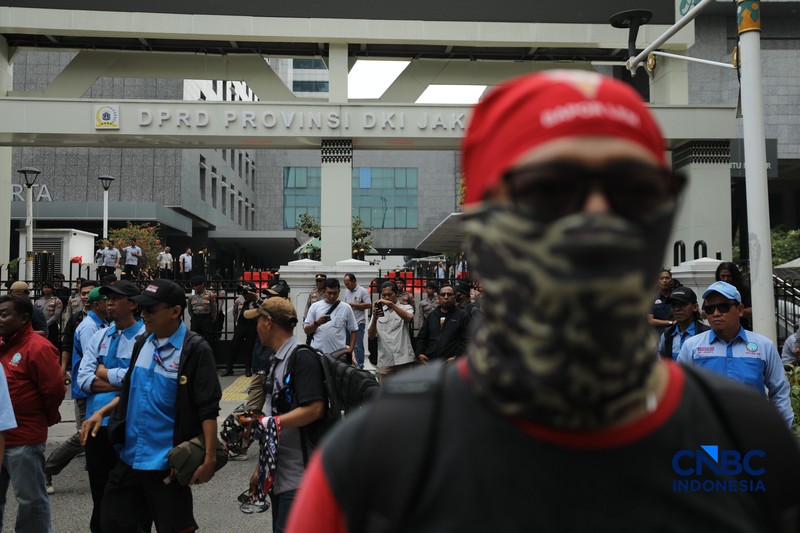 Aliansi buruh yang tergabung dalam Koalisi Besar Perjuangan Buruh Indonesia (KBPBI) menggelar aksi unjuk rasa di depan Gedung DPRD DKI Jakarta, Jalan Kebon Sirih, Menteng, Jakarta, Kamis (10/9/2026). (CNBC Indonesia/Tri Susilo)