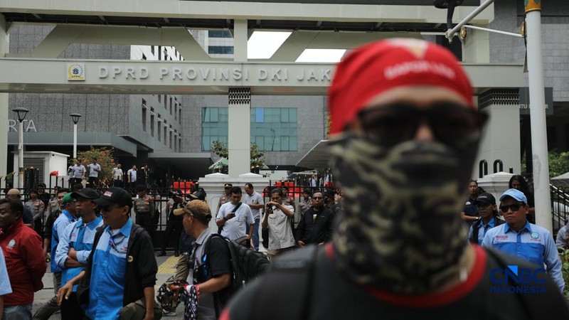 Aliansi buruh yang tergabung dalam Koalisi Besar Perjuangan Buruh Indonesia (KBPBI) menggelar aksi unjuk rasa di depan Gedung DPRD DKI Jakarta, Jalan Kebon Sirih, Menteng, Jakarta, Kamis (10/9/2026).