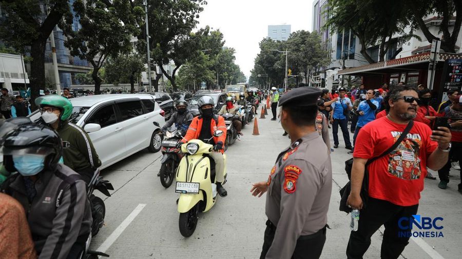 Aliansi buruh yang tergabung dalam Koalisi Besar Perjuangan Buruh Indonesia (KBPBI) menggelar aksi unjuk rasa di depan Gedung DPRD DKI Jakarta, Jalan Kebon Sirih, Menteng, Jakarta, Kamis (10/9/2026).