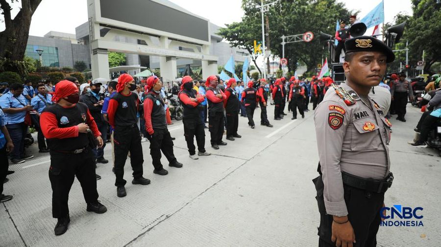 Aliansi buruh yang tergabung dalam Koalisi Besar Perjuangan Buruh Indonesia (KBPBI) menggelar aksi unjuk rasa di depan Gedung DPRD DKI Jakarta, Jalan Kebon Sirih, Menteng, Jakarta, Kamis (10/9/2026).