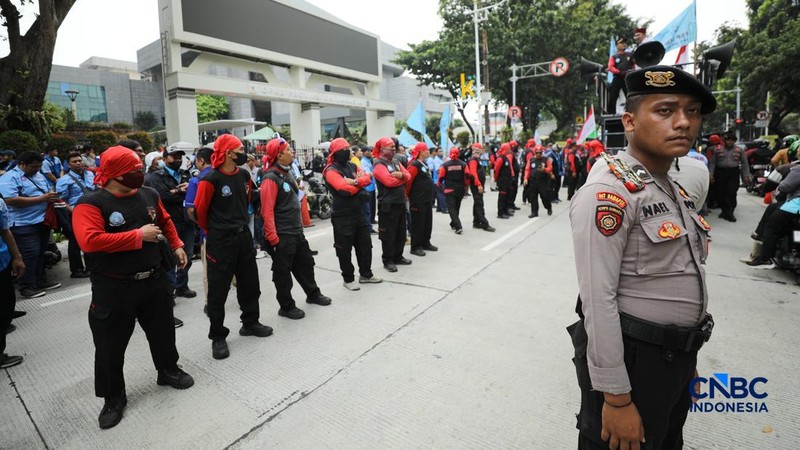 Aliansi buruh yang tergabung dalam Koalisi Besar Perjuangan Buruh Indonesia (KBPBI) menggelar aksi unjuk rasa di depan Gedung DPRD DKI Jakarta, Jalan Kebon Sirih, Menteng, Jakarta, Kamis (10/9/2026).