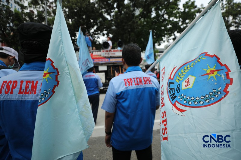Aliansi buruh yang tergabung dalam Koalisi Besar Perjuangan Buruh Indonesia (KBPBI) menggelar aksi unjuk rasa di depan Gedung DPRD DKI Jakarta, Jalan Kebon Sirih, Menteng, Jakarta, Kamis (10/9/2026). (CNBC Indonesia/Tri Susilo)