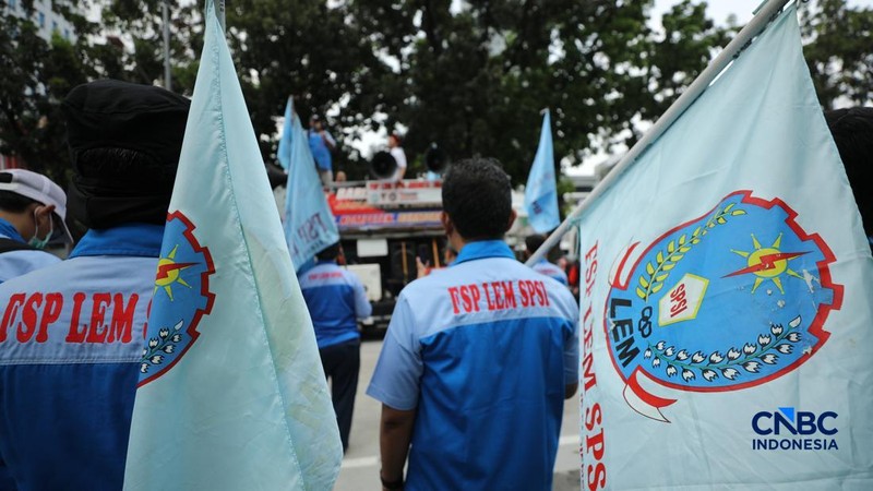 Aliansi buruh yang tergabung dalam Koalisi Besar Perjuangan Buruh Indonesia (KBPBI) menggelar aksi unjuk rasa di depan Gedung DPRD DKI Jakarta, Jalan Kebon Sirih, Menteng, Jakarta, Kamis (10/9/2026).