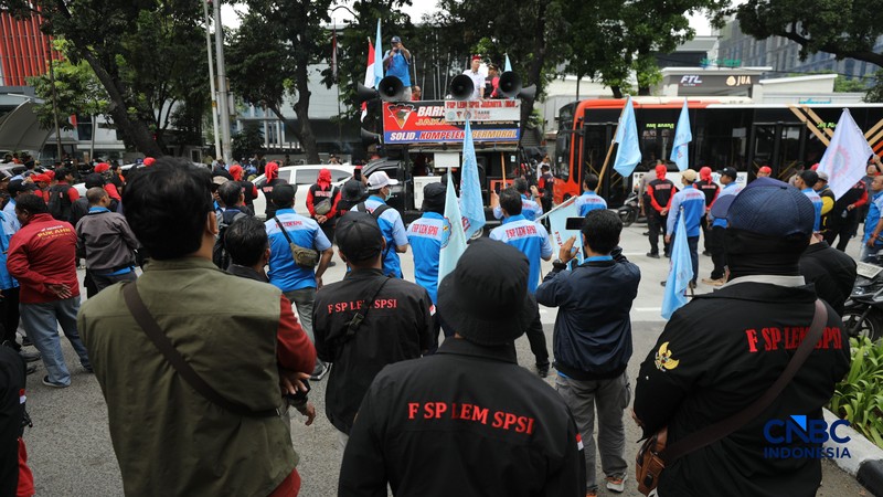 Aliansi buruh yang tergabung dalam Koalisi Besar Perjuangan Buruh Indonesia (KBPBI) menggelar aksi unjuk rasa di depan Gedung DPRD DKI Jakarta, Jalan Kebon Sirih, Menteng, Jakarta, Kamis (10/9/2026). (CNBC Indonesia/Tri Susilo)