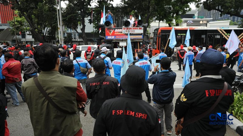 Aliansi buruh yang tergabung dalam Koalisi Besar Perjuangan Buruh Indonesia (KBPBI) menggelar aksi unjuk rasa di depan Gedung DPRD DKI Jakarta, Jalan Kebon Sirih, Menteng, Jakarta, Kamis (10/9/2026).