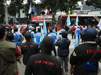 Aliansi buruh yang tergabung dalam Koalisi Besar Perjuangan Buruh Indonesia (KBPBI) menggelar aksi unjuk rasa di depan Gedung DPRD DKI Jakarta, Jalan Kebon Sirih, Menteng, Jakarta, Kamis (10/9/2026). (CNBC Indonesia/Tri Susilo)