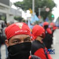 Aliansi buruh yang tergabung dalam Koalisi Besar Perjuangan Buruh Indonesia (KBPBI) menggelar aksi unjuk rasa di depan Gedung DPRD DKI Jakarta, Jalan Kebon Sirih, Menteng, Jakarta, Kamis (10/9/2026). (CNBC Indonesia/Tri Susilo)