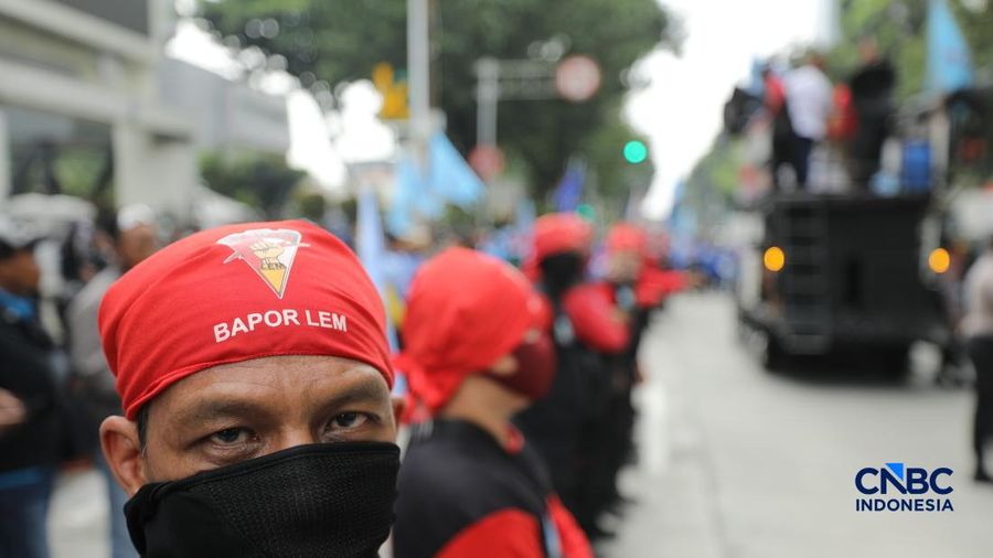 Aliansi buruh yang tergabung dalam Koalisi Besar Perjuangan Buruh Indonesia (KBPBI) menggelar aksi unjuk rasa di depan Gedung DPRD DKI Jakarta, Jalan Kebon Sirih, Menteng, Jakarta, Kamis (10/9/2026). (CNBC Indonesia/Tri Susilo)