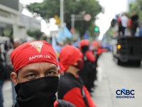 Aliansi buruh yang tergabung dalam Koalisi Besar Perjuangan Buruh Indonesia (KBPBI) menggelar aksi unjuk rasa di depan Gedung DPRD DKI Jakarta, Jalan Kebon Sirih, Menteng, Jakarta, Kamis (10/9/2026). (CNBC Indonesia/Tri Susilo)