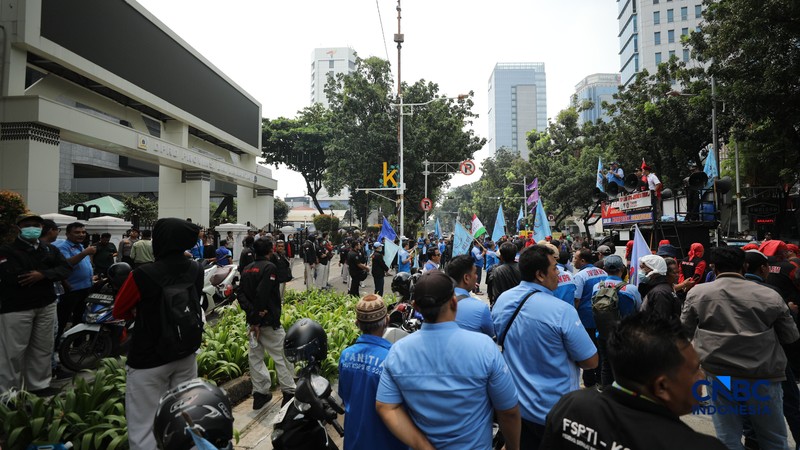 Aliansi buruh yang tergabung dalam Koalisi Besar Perjuangan Buruh Indonesia (KBPBI) menggelar aksi unjuk rasa di depan Gedung DPRD DKI Jakarta, Jalan Kebon Sirih, Menteng, Jakarta, Kamis (10/9/2026). (CNBC Indonesia/Tri Susilo)