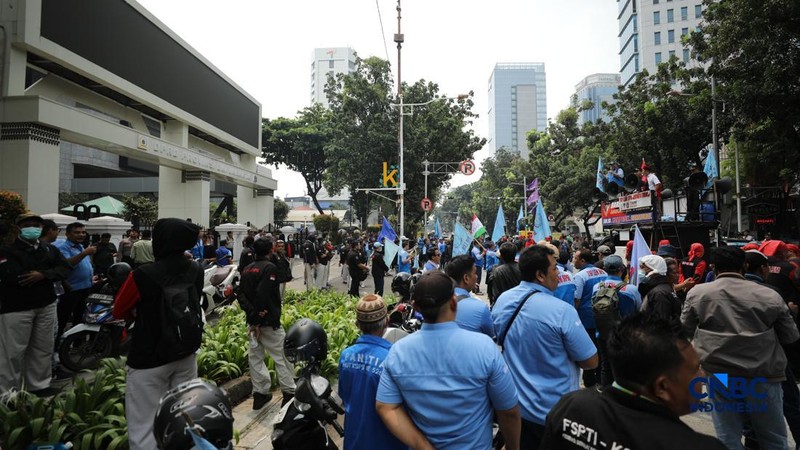 Aliansi buruh yang tergabung dalam Koalisi Besar Perjuangan Buruh Indonesia (KBPBI) menggelar aksi unjuk rasa di depan Gedung DPRD DKI Jakarta, Jalan Kebon Sirih, Menteng, Jakarta, Kamis (10/9/2026). (CNBC Indonesia/Tri Susilo)