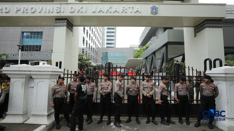 Aliansi buruh yang tergabung dalam Koalisi Besar Perjuangan Buruh Indonesia (KBPBI) menggelar aksi unjuk rasa di depan Gedung DPRD DKI Jakarta, Jalan Kebon Sirih, Menteng, Jakarta, Kamis (10/9/2026). (CNBC Indonesia/Tri Susilo)