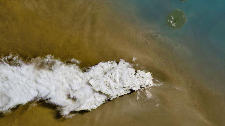 Anak Krakatau memuntahkan abu dan gas vulkanik dalam citra yang diambil menggunakan OLI (Operational Land Imager) pada satelit Landsat 8 pada tanggal 5 September 2026. (Dok. NASA Earth Observatory/Michala Garrison)