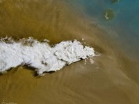 Anak Krakatau memuntahkan abu dan gas vulkanik dalam citra yang diambil menggunakan OLI (Operational Land Imager) pada satelit Landsat 8 pada tanggal 5 September 2026. (Dok. NASA Earth Observatory/Michala Garrison)