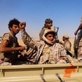 Anggota pasukan pemerintah Yaman yang didukung Arab Saudi bereaksi saat terjadi apa yang mereka sebut sebagai bentrokan dengan kelompok Houthi Yaman yang berpihak pada Iran, di lokasi yang disebut berada di dekat Al-Hazm, Yaman; gambar ini diambil da