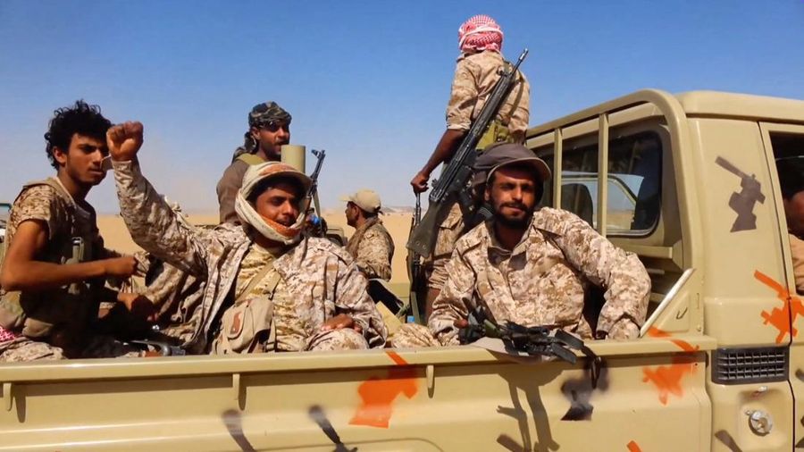 Anggota pasukan pemerintah Yaman yang didukung Arab Saudi bereaksi saat terjadi apa yang mereka sebut sebagai bentrokan dengan kelompok Houthi Yaman yang berpihak pada Iran, di lokasi yang disebut berada di dekat Al-Hazm, Yaman; gambar ini diambil dari cuplikan video yang dirilis pada 9 September 2026.