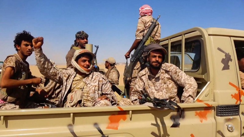 Anggota pasukan pemerintah Yaman yang didukung Arab Saudi bereaksi saat terjadi apa yang mereka sebut sebagai bentrokan dengan kelompok Houthi Yaman yang berpihak pada Iran, di lokasi yang disebut berada di dekat Al-Hazm, Yaman; gambar ini diambil dari cuplikan video yang dirilis pada 9 September 2026.