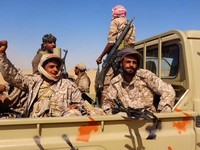 Anggota pasukan pemerintah Yaman yang didukung Arab Saudi bereaksi saat terjadi apa yang mereka sebut sebagai bentrokan dengan kelompok Houthi Yaman yang berpihak pada Iran, di lokasi yang disebut berada di dekat Al-Hazm, Yaman; gambar ini diambil da