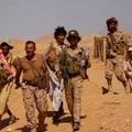Anggota pasukan pemerintah Yaman yang didukung Arab Saudi berjalan di tengah apa yang mereka sebut sebagai bentrokan dengan kelompok Houthi Yaman yang berpihak pada Iran, di lokasi yang disebutkan berada di dekat Al-Hazm, Yaman; gambar ini diambil da