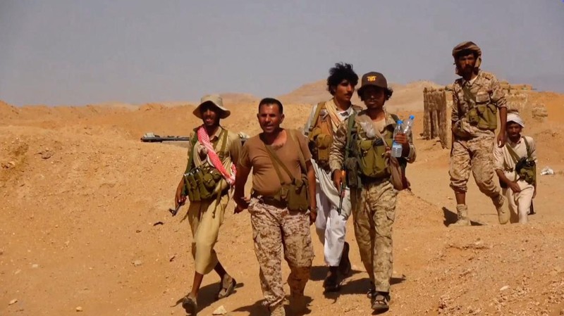 Anggota pasukan pemerintah Yaman yang didukung Arab Saudi berjalan di tengah apa yang mereka sebut sebagai bentrokan dengan kelompok Houthi Yaman yang berpihak pada Iran, di lokasi yang disebutkan berada di dekat Al-Hazm, Yaman; gambar ini diambil dari cuplikan video yang dirilis pada 9 September 2026.