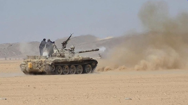 Anggota pasukan pemerintah Yaman yang didukung Arab Saudi menembakkan tank saat terjadi bentrokan—menurut keterangan mereka—dengan kelompok Houthi Yaman yang beraliansi dengan Iran, di lokasi yang disebut berada di dekat Al-Hazm, Yaman; gambar ini merupakan tangkapan layar dari video yang dirilis pada 9 September 2026.