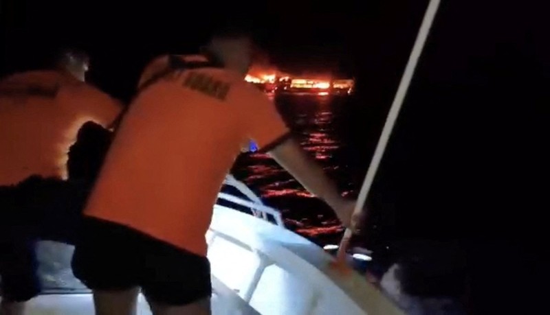 MV June Aster terbakar dengan kobaran api dan kepulan asap yang membubung setelah kebakaran melanda kapal feri tersebut di lepas pantai Palawan, Filipina; gambar ini merupakan tangkapan layar dari video yang dirilis pada 9 September 2026. (Philippine Coast Guard/Handout via REUTERS)
