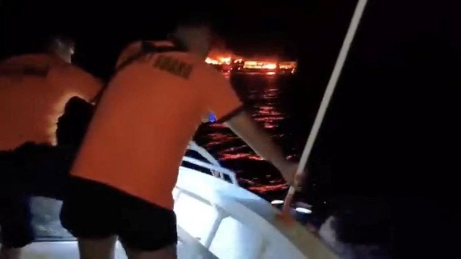 Anggota Penjaga Pantai Filipina berupaya menyelamatkan seorang penumpang yang berada di air sementara kapal feri MV June Aster terbakar di lepas pantai Palawan, Filipina; gambar ini diambil dari cuplikan video yang dirilis pada 9 September 2026.