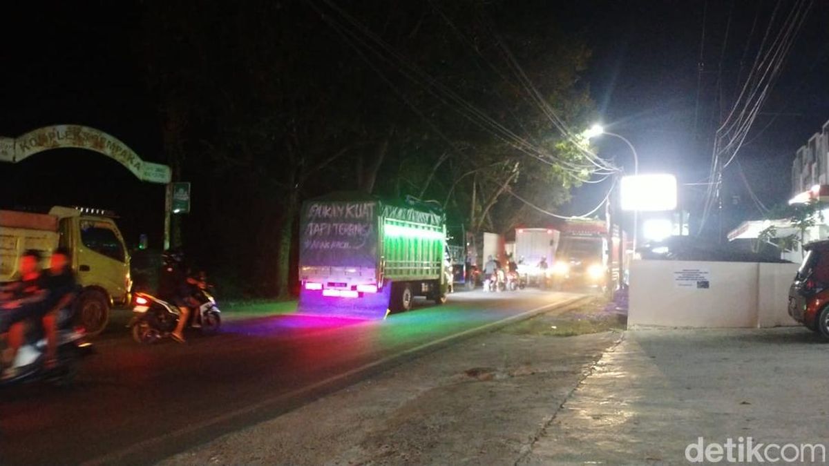 Antrean Isi BBM di SPBU Palopo Mengular ke Jalan Bikin Macet hingga Malam