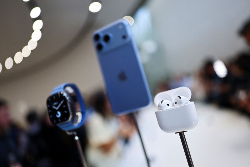 CEO baru Apple, John Ternus, memegang iPhone Duo lipat yang baru dalam acara Apple di Steve Jobs Theater di Cupertino, California, AS, pada 9 September 2026. (REUTERS/Carlos Barria)