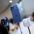 Apple Watch, iPhone 18 Pro, dan AirPods dipamerkan dalam acara Apple di Steve Jobs Theater di Cupertino, California, AS, pada 9 September 2026. (REUTERS/Carlos Barria)