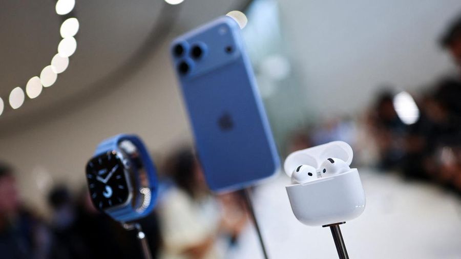 Apple Watch, iPhone 18 Pro, dan AirPods dipamerkan dalam acara Apple di Steve Jobs Theater di Cupertino, California, AS, pada 9 September 2026. (REUTERS/Carlos Barria)