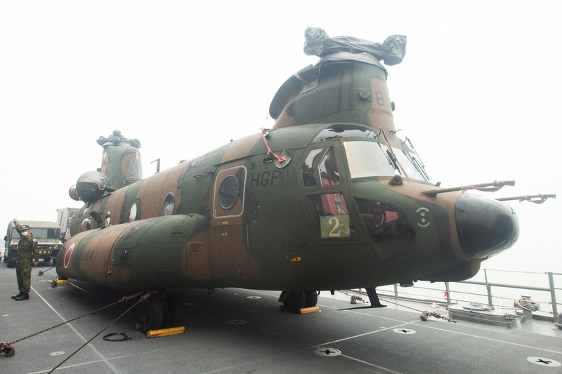 Japanese military members gather near a Chinook helicopter on the deck of the Japanese JS Kunisaki ship, which will be used to support Indonesia&rsquo;s efforts to fight forest fires on Kalimantan Island, in Kijing International Port, Mempawah, West Kalimantan province, Indonesia, September 10, 2026. REUTERS/Victor Fidelis Sentosa