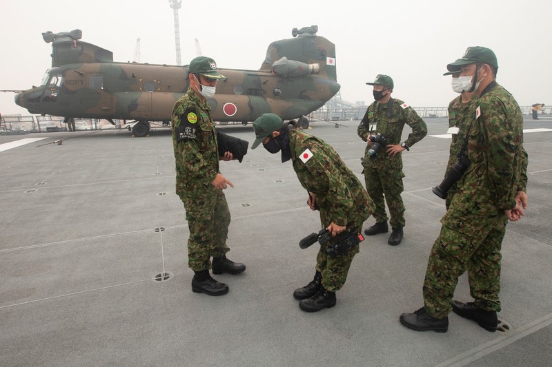 Japanese military members gather near a Chinook helicopter on the deck of the Japanese JS Kunisaki ship, which will be used to support Indonesia&rsquo;s efforts to fight forest fires on Kalimantan Island, in Kijing International Port, Mempawah, West Kalimantan province, Indonesia, September 10, 2026. REUTERS/Victor Fidelis Sentosa